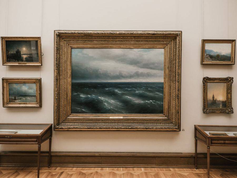 Tableau encadré accroché dans une galerie