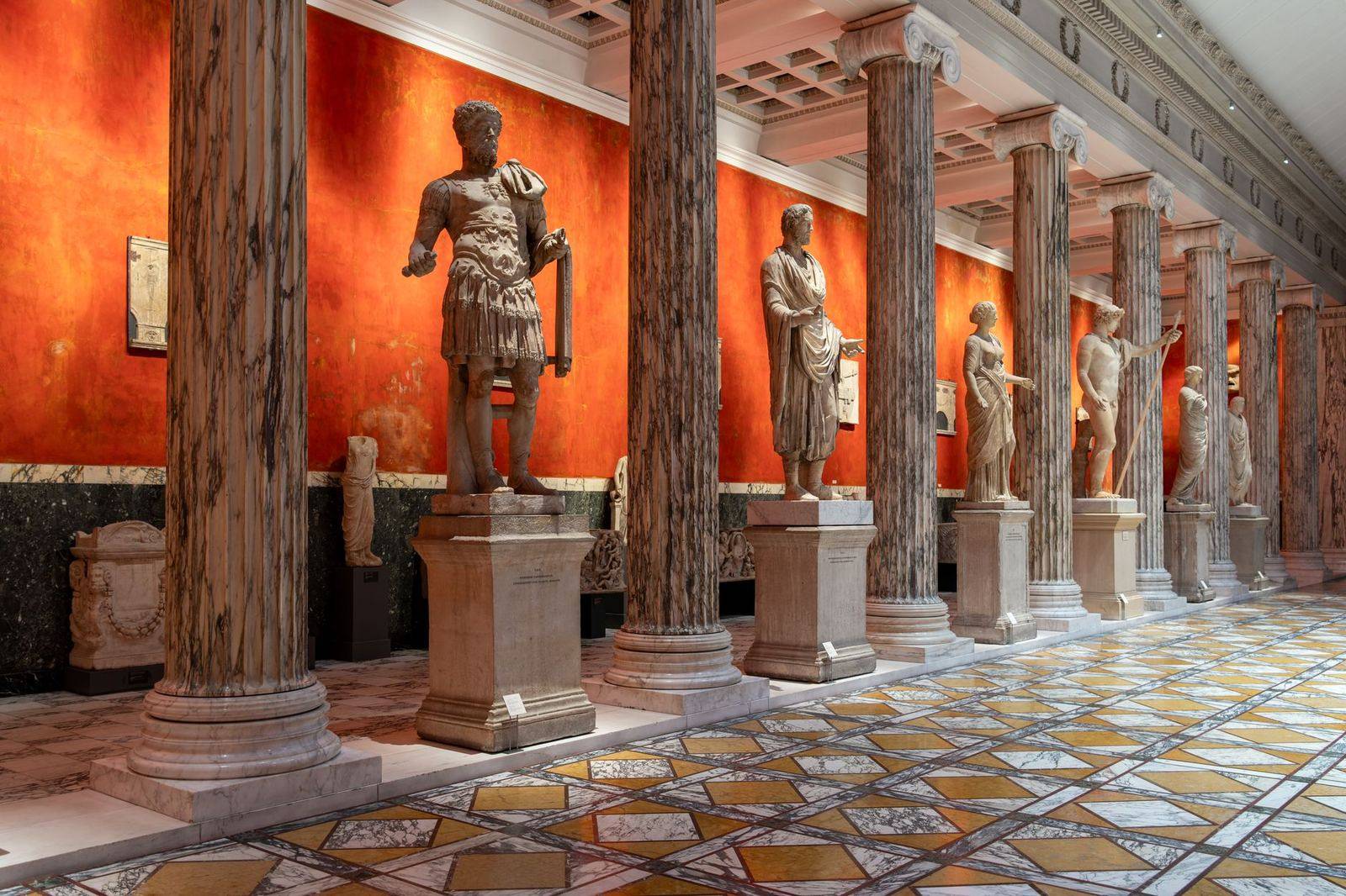 Galerie de sculptures dans un musée